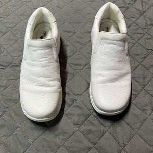 White leather nurse mates shoes. Size 7 wide
